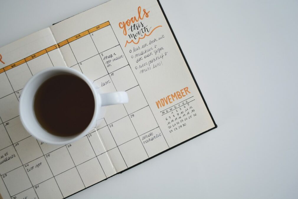 Desk calendar with circled final due date highlighting insurance payment grace period